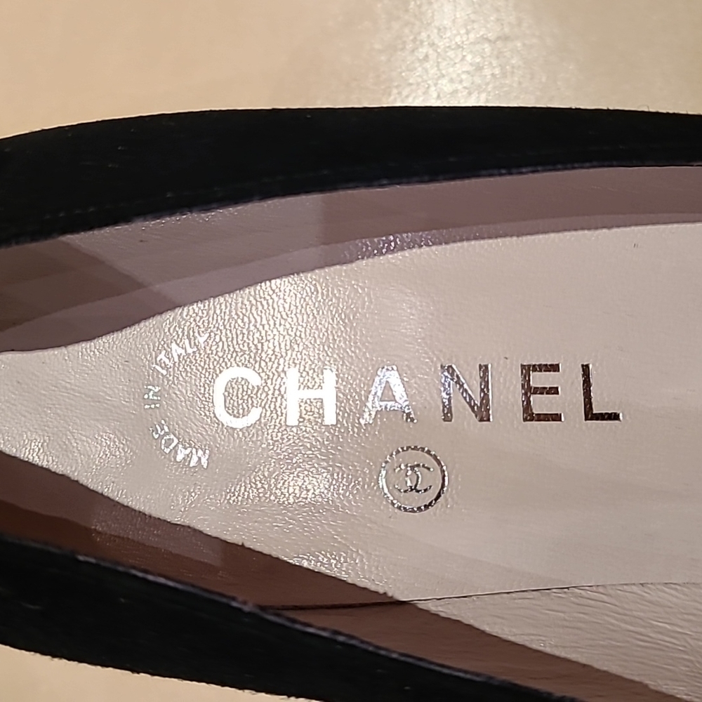 CHANEL black suede pumps with chrome and patent leather details. Size 40 - Picture 12 of 16